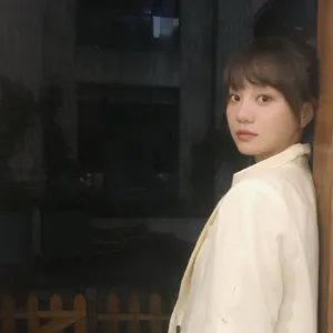 胡意旋白色西装俏皮图片_3