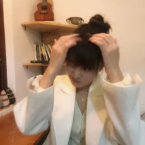 胡意旋白色西装俏皮图片_4