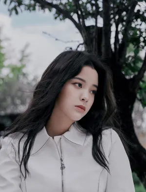 欧阳娜娜白色西装性感图片写真