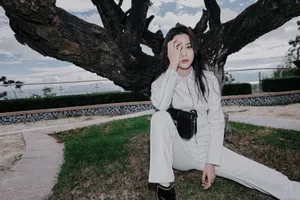 欧阳娜娜白色西装性感图片写真_2