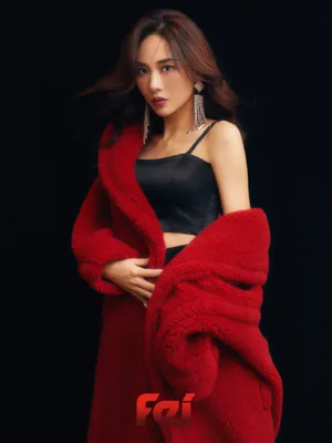 王霏霏红色大衣摩登性感写真