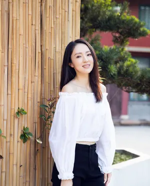 董璇白色露肩装插袋又美又飒美照图片_3