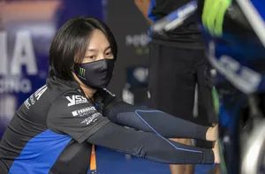 尹正赛车服比赛撩发帅气现场照图片_2
