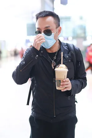 汪涵黑皮衣潮流帅气十足机场照图片