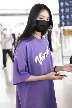王紫璇紫T长发清新甜美动人机场照图片_1