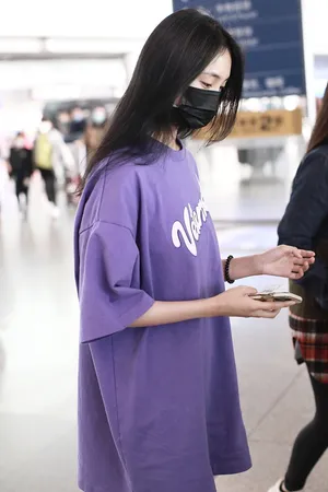 王紫璇紫T长发清新甜美动人机场照图片_1