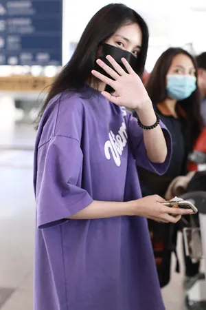 王紫璇紫T长发清新甜美动人机场照图片_2
