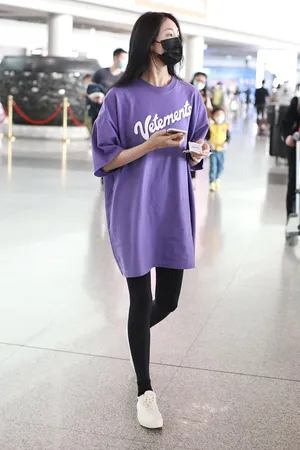王紫璇紫T长发清新甜美动人机场照图片_3
