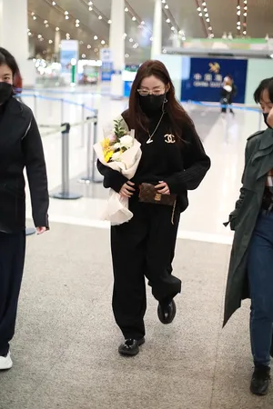 张天爱黑色衣裤时尚魅力十足机场照图片_4