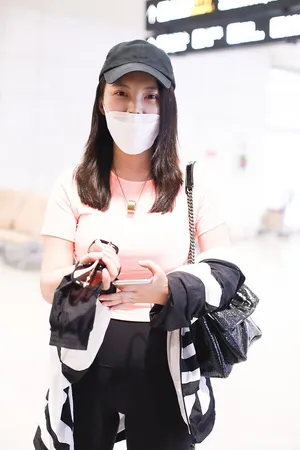 徐冬冬紧身装秀傲人身材机场照图片