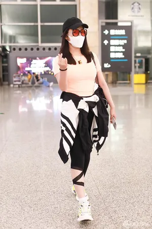 徐冬冬紧身装秀傲人身材机场照图片_3