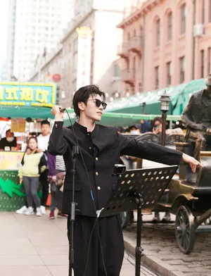 王子异街头音浪帅气图片