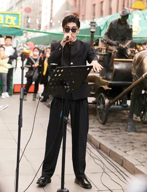 王子异街头音浪帅气图片