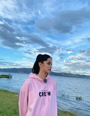 欧阳娜娜粉色卫衣高马尾元气美照图片