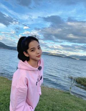 欧阳娜娜粉色卫衣高马尾元气美照图片_4