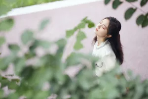 赵今麦清新白裙秋日写真图片