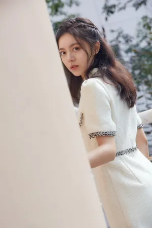 赵今麦清新白裙秋日写真图片_4