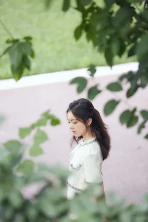 赵今麦清新白裙秋日写真图片_5