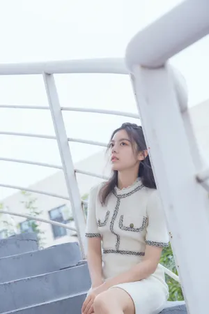 赵今麦清新白裙秋日写真图片_7