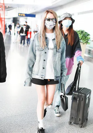 乃万牛仔衣短裤金发时髦美飒机场照图片