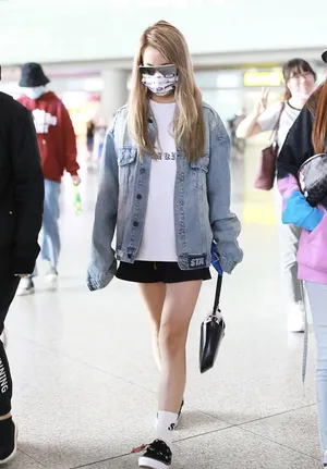 乃万牛仔衣短裤金发时髦美飒机场照图片