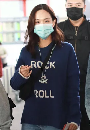 王霏霏蓝毛衣笑眼甜美迷人机场照图片