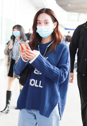 王霏霏蓝毛衣笑眼甜美迷人机场照图片_2