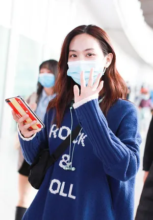王霏霏蓝毛衣笑眼甜美迷人机场照图片_4