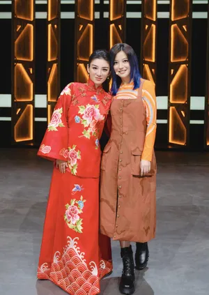 黄奕赵薇两代小燕子同框时尚俏皮图片_1