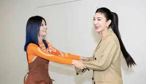 黄奕赵薇两代小燕子同框时尚俏皮图片