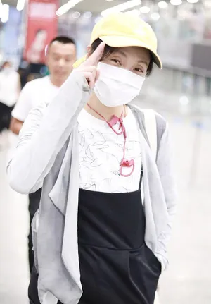 陶虹小黄帽休闲装元气魅力十足机场照图片