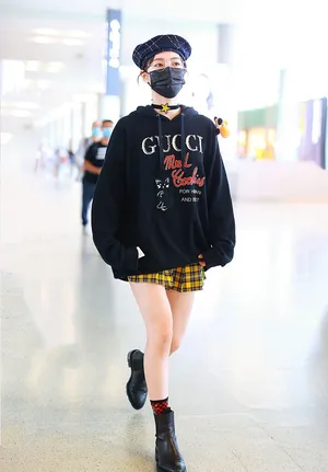 许佳琪潮帽卫衣白嫩美腿撩人机场照图片_4