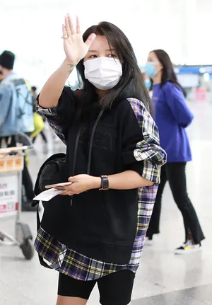 何洁宽衣笑眼甜美魅力十足机场照图片