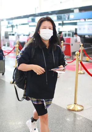 何洁宽衣笑眼甜美魅力十足机场照图片