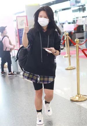 何洁宽衣笑眼甜美魅力十足机场照图片_3