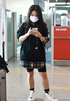 何洁宽衣笑眼甜美魅力十足机场照图片_4