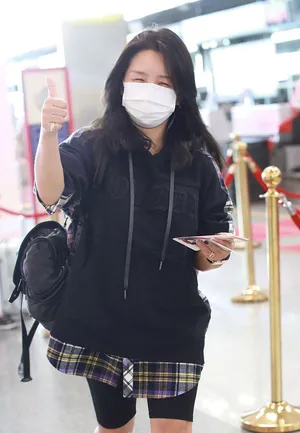 何洁宽衣笑眼甜美魅力十足机场照图片_5