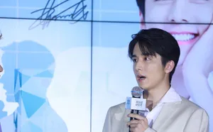 张新成浅色西装帅气温柔活动照图片_1