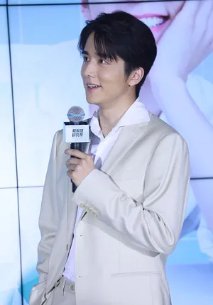 张新成浅色西装帅气温柔活动照图片_4