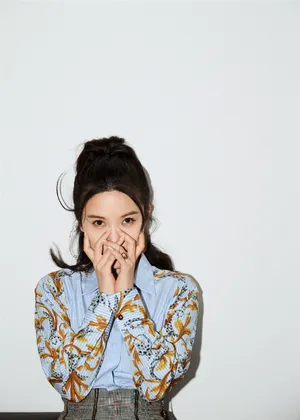 杨子姗利落衬衫复古性感写真
