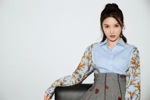 杨子姗利落衬衫复古性感写真_2