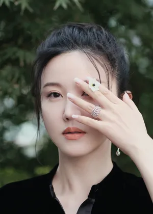 杨子姗黑色天鹅绒连体裤性感写真