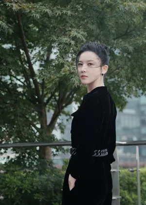 杨子姗黑色天鹅绒连体裤性感写真_2