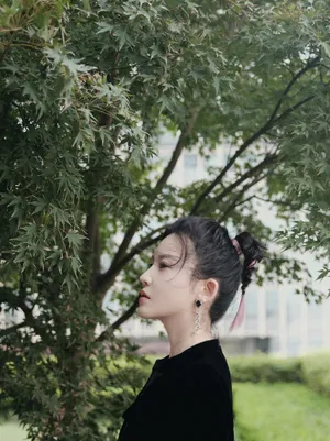 杨子姗黑色天鹅绒连体裤性感写真_3