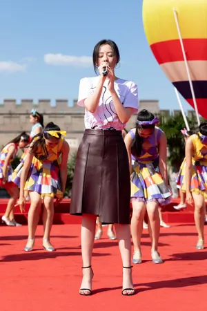 张靓颖唱响新时代迷人活动照图片_6