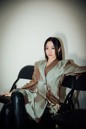 张靓颖灼烧感西服造型性感写真
