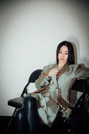 张靓颖灼烧感西服造型性感写真_2
