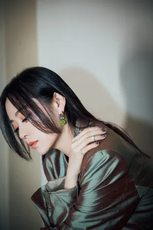 张靓颖灼烧感西服造型性感写真_4