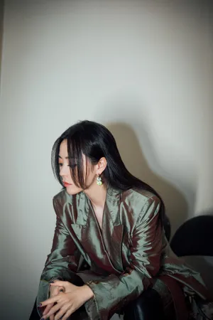 张靓颖灼烧感西服造型性感写真_8