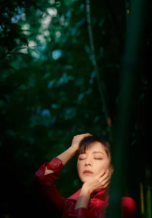 张静初红色长裙优雅写真图片_3